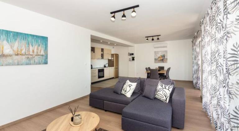 Holiday apartment with patio & barbeque — photo 2