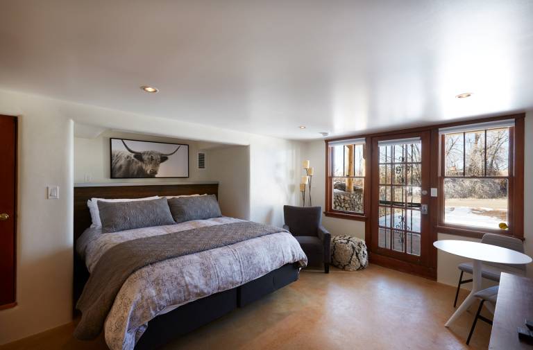 Walk to Plaza 2 Master Suites Great Outdoor Space Great for Families — photo 4