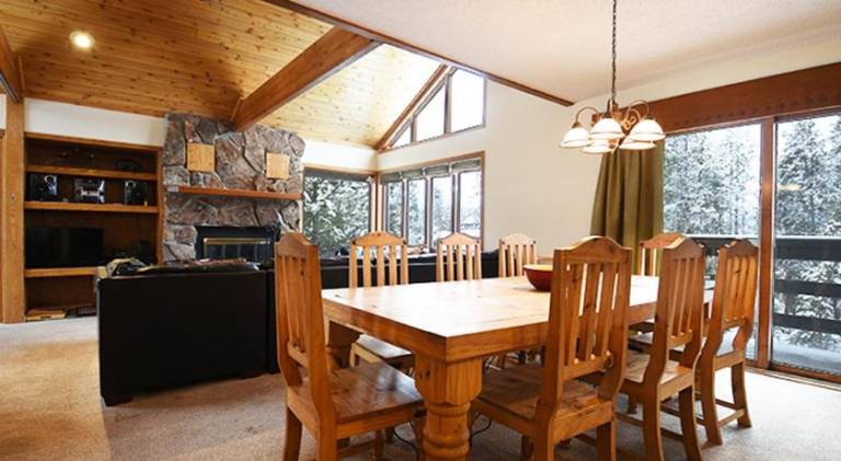 Vacation home with hot tub — photo 4