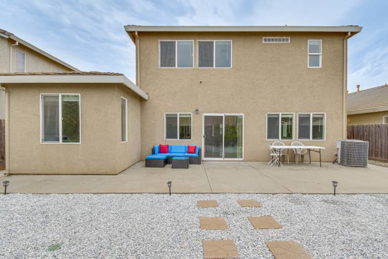 7 Mi to Lake Yosemite: Family Home w/ Fenced Yard — photo 2
