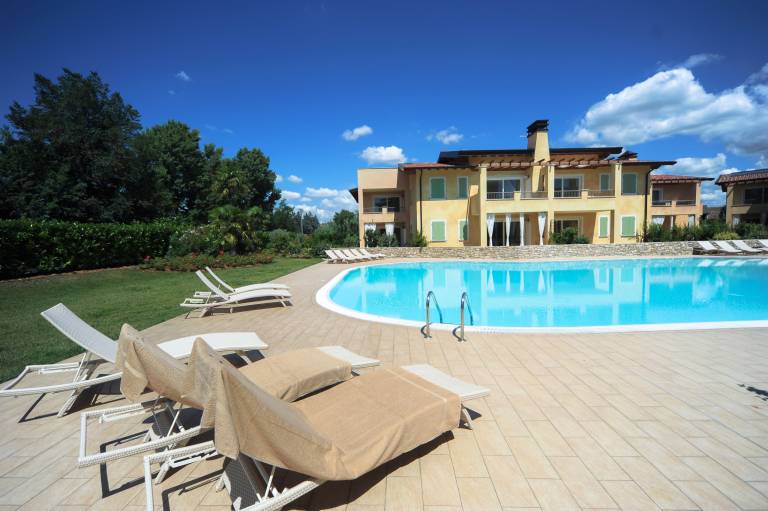 Holiday apartment with patio, pool & garden — photo 2