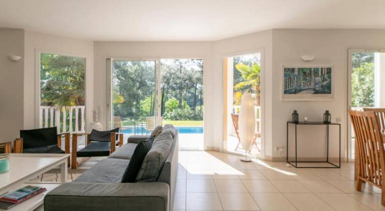 Villa with terrace, yard & pool | Dogs allowed — photo 2