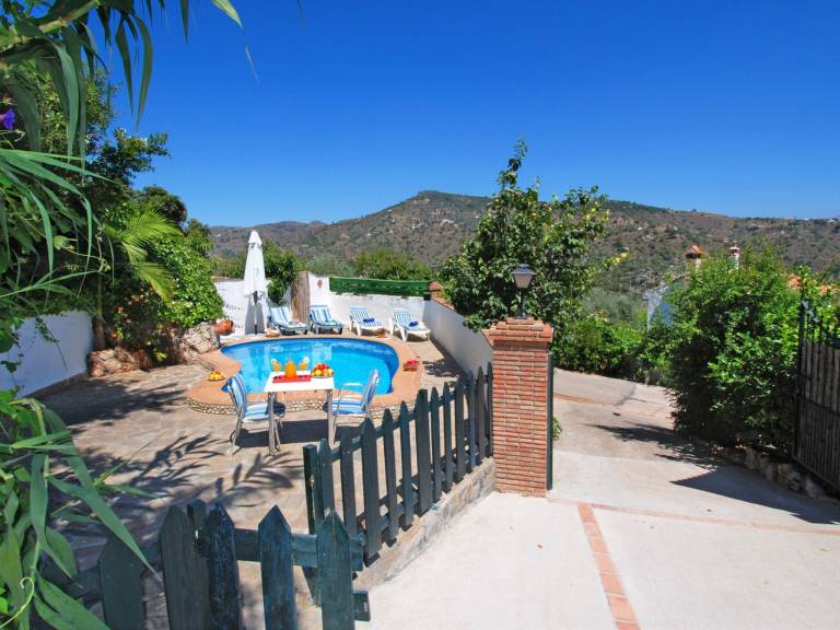 Vacation home with terrace, barbecue & garden — photo 2