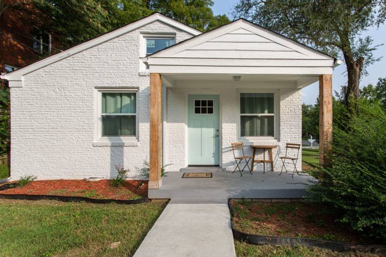 A Neighborhood Hip Patio Home Pet Friendly