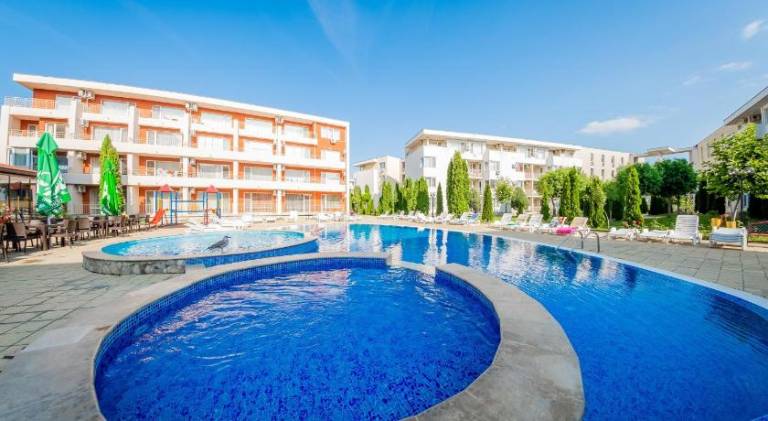 Rental apartment with pool, yard & terrace — photo 3
