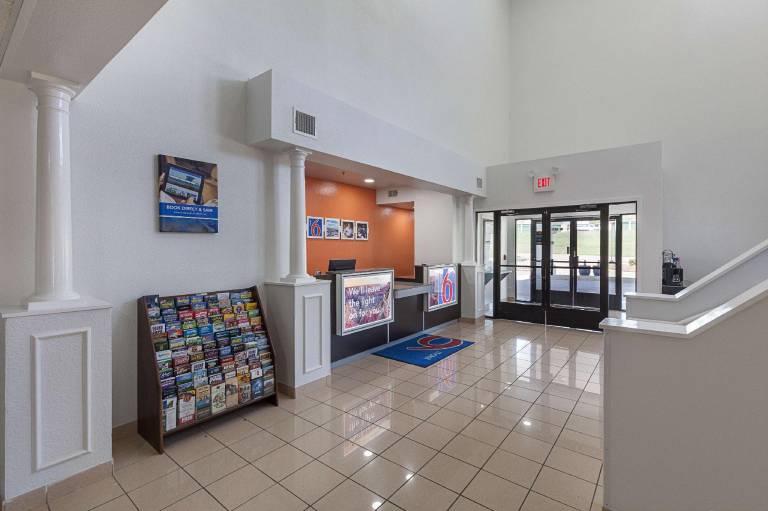 Motel 6 Bedford, TX - Fort Worth — photo 4