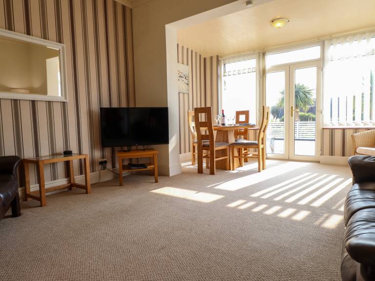 Cottage with yard | Beach view — photo 4