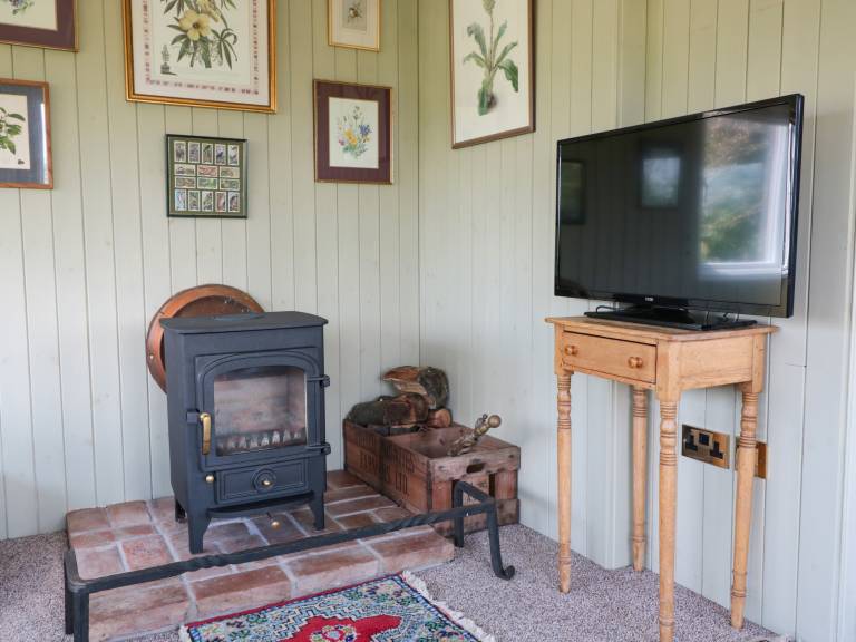 Cottage with yard — photo 4