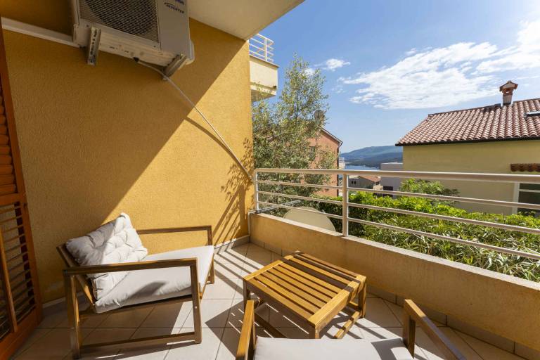 Apartment with yard & terrace — photo 4