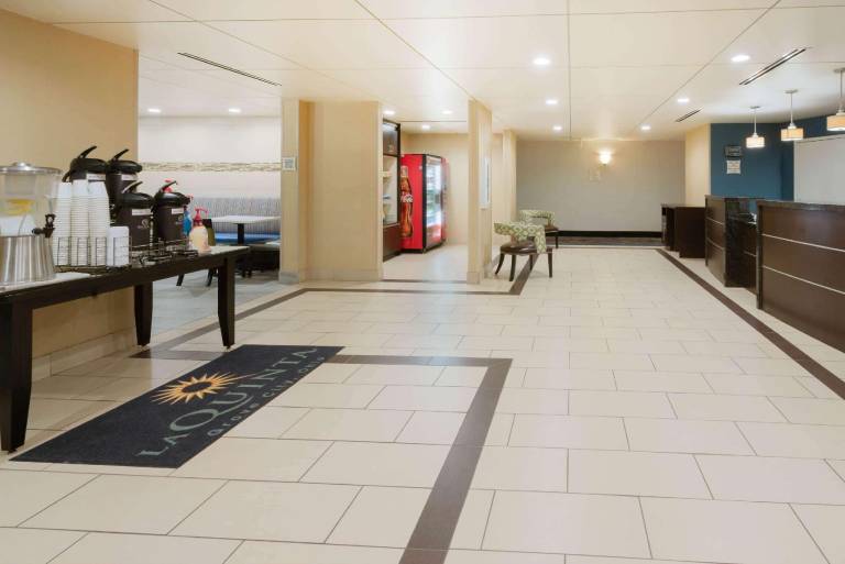 La Quinta Inn & Suites by Wyndham Columbus - Grove City — photo 3