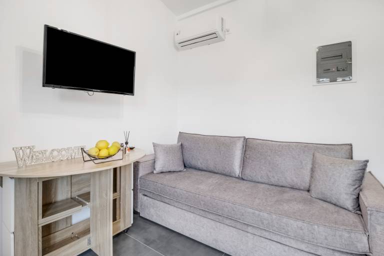 Fully equipped charming villa with yard, private pool & terrace | City view | Perfect for remote work | Pet-friendly — photo 5