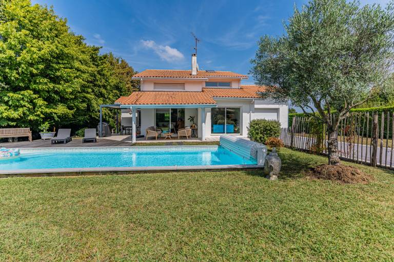 Villa "St Martin" with Private Pool, 2 Private Terraces & Wi-Fi in Lormont