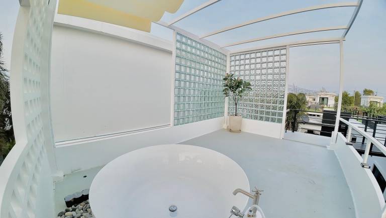 Villa with pool & jacuzzi — photo 4
