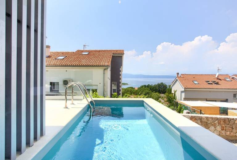 Wunderschönes Ferienapartment mit privatem Pool: Villa Solis Lacus - Apartment Cijan in Njivice auf Krk in Omisalj