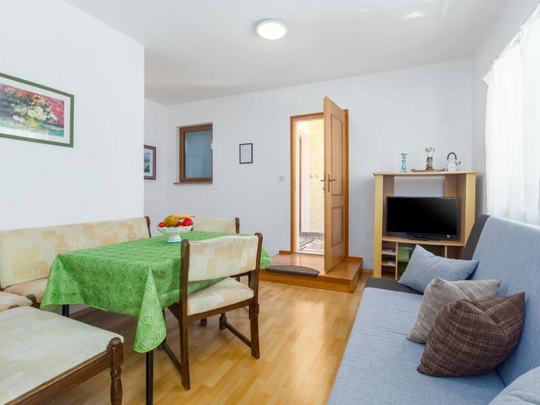 Holiday apartment with barbecue, patio & pool | Pets allowed — photo 3