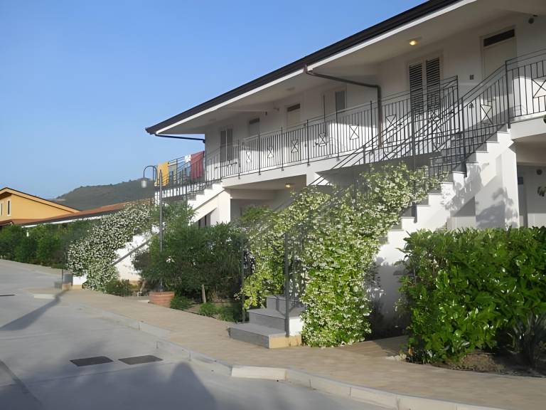 Lovely serviced apartment with patio, pool & garden | Pet-friendly in Patti