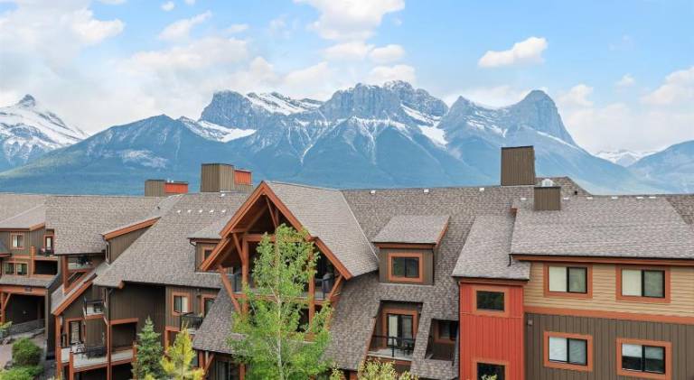 Magnificent Mountain Penthouse - Pool & Hot Tub in Canmore, AB