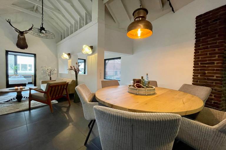 House with patio — photo 2
