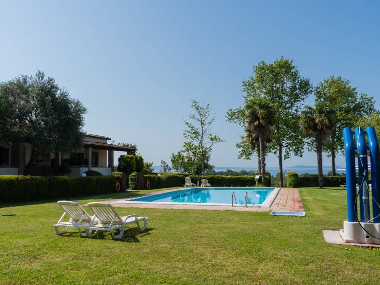 Vacation home with pool, patio & BBQ — photo 5