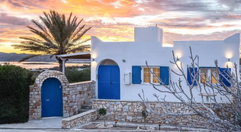 Wonderful vacation home with yard, terrace & jacuzzi | Good for workation | Dogs allowed in Paros