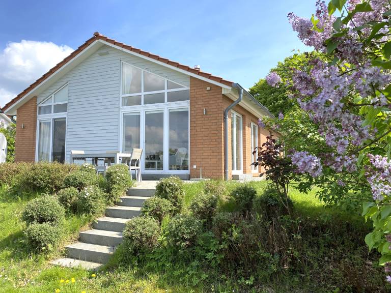 Vacation home with patio, sauna & garden | Water view — photo 2