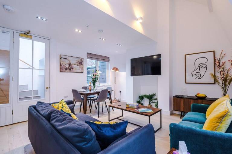 Fully equipped vacation home with yard | Next to Manchester Town Hall | Suitable for remote work | Pet-friendly — photo 3