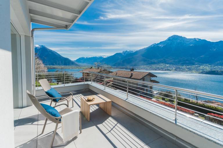Holiday apartment with terrace, pool & sauna | Garden view in Gravedona