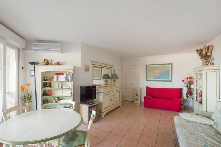Holiday apartment with patio & pool | Sea view — photo 3