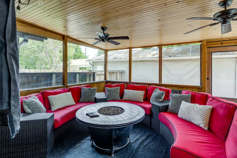 Hot Tub Outdoor Kitchen Stylish Home in Bryan