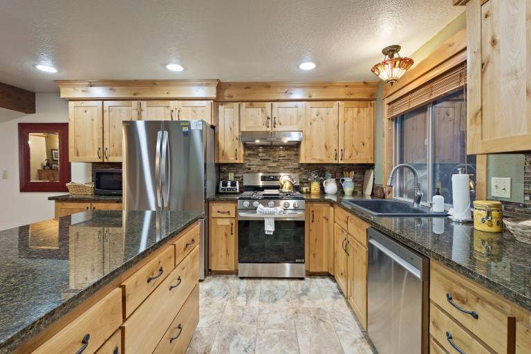 Child-friendly vacation home with jacuzzi, BBQ & heated pool | Pets are welcome — photo 3