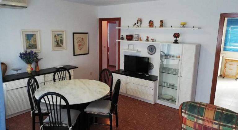 Holiday apartment with pool, garden & patio — photo 4