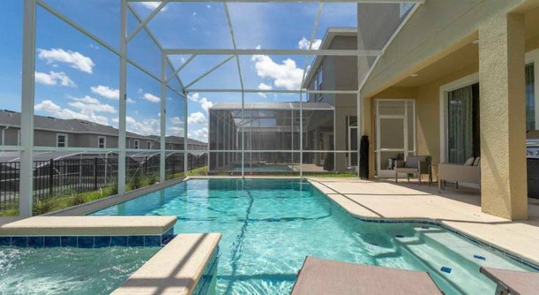 Vacation home with pool & jacuzzi — photo 5