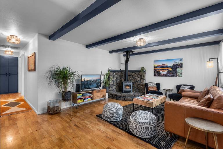 Westside Bungalow Hot Tub Fire Pit Dog Friendly Fenced Yard! in Bend, OR