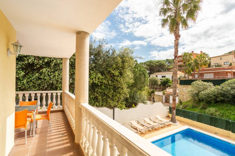 Fully equipped beautiful villa with terrace, pool & fast internet | Perfect for remote work | Pets are welcome — photo 2
