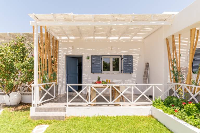 Aparthotel with fast internet, yard & patio | Garden view — photo 3