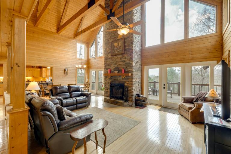 Blue Ridge Retreat: Epic Game Room & Luxe Hot Tub in Blue Ridge, GA
