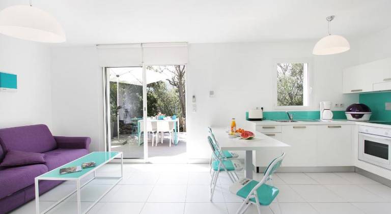 Serviced apartment with yard, barbeque & pool — photo 3
