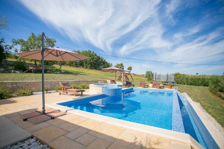 Children-friendly nice villa with private pool, jacuzzi & yard | Pets are welcome — photo 5