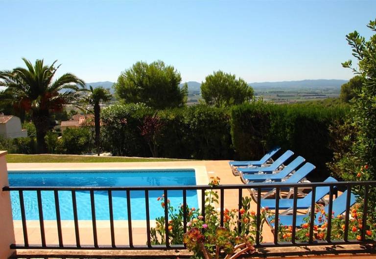 Fully equipped villa with terrace, barbeque & private pool | Garden view | Pets allowed — photo 2