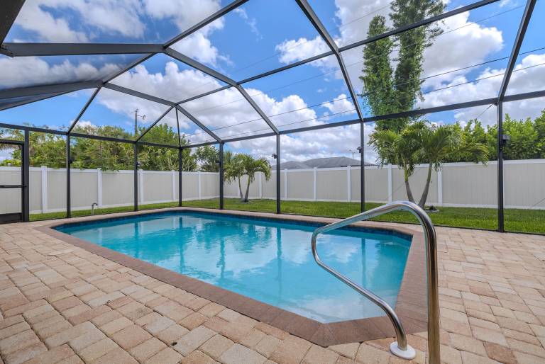 Bring your dogs and enjoy the charm of this home! 3 be- 2ba in SE Cape Coral — photo 2