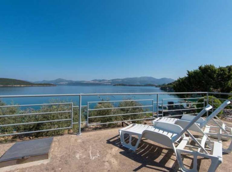 Spacious and Cozy Seafront Apartments - Two Bedroom Apartment with Terrace and Sea View — photo 2