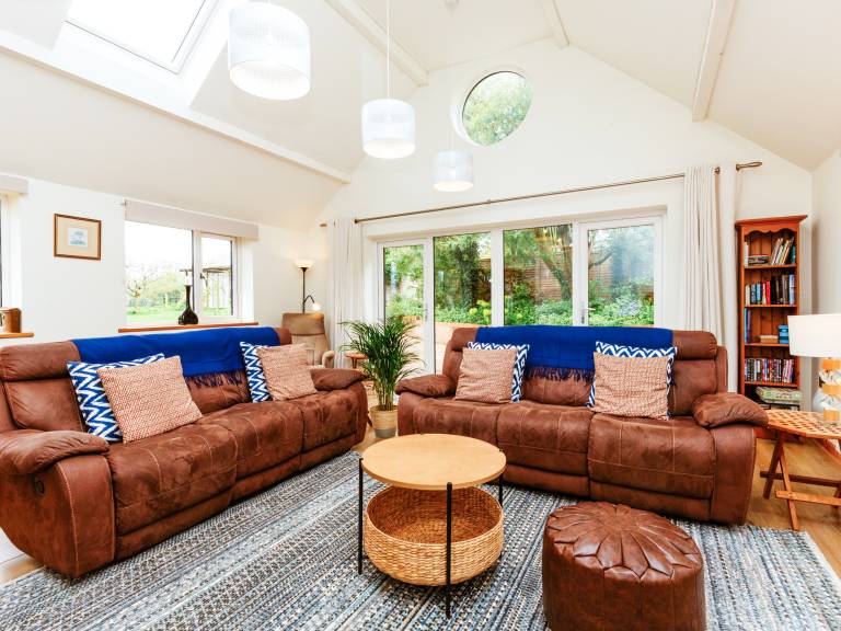 Cottage with hot tub, yard & BBQ — photo 4