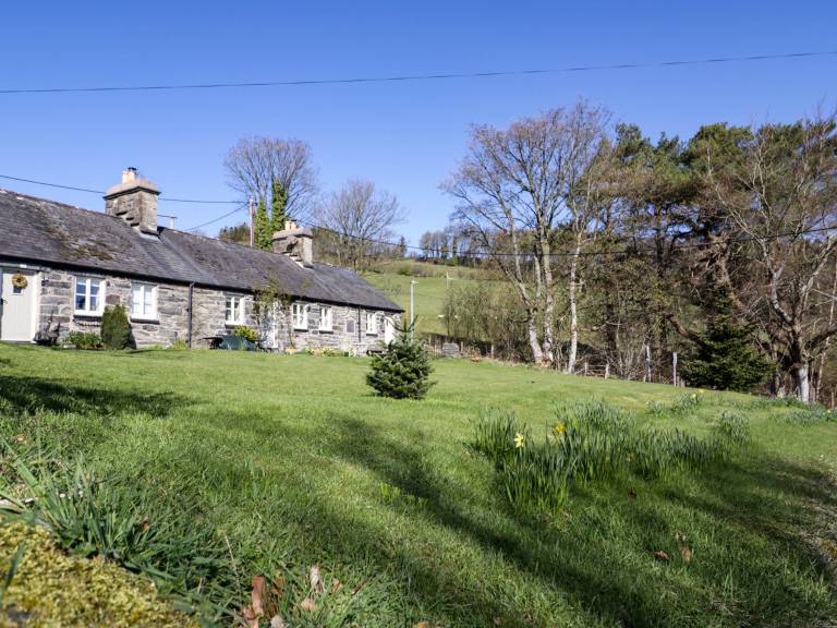 Cottage with yard — photo 3