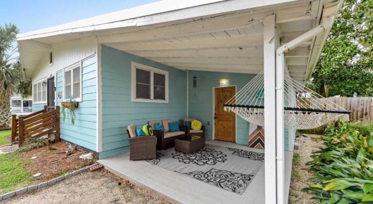 Charming vacation home | Next to the beach | Pet-friendly in Gulfport, MS