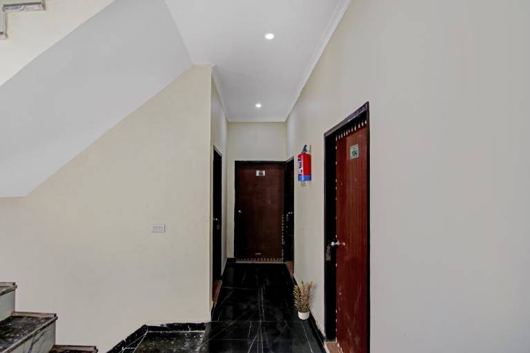 Hotel O Max Near Samaypur Badli Metro Station