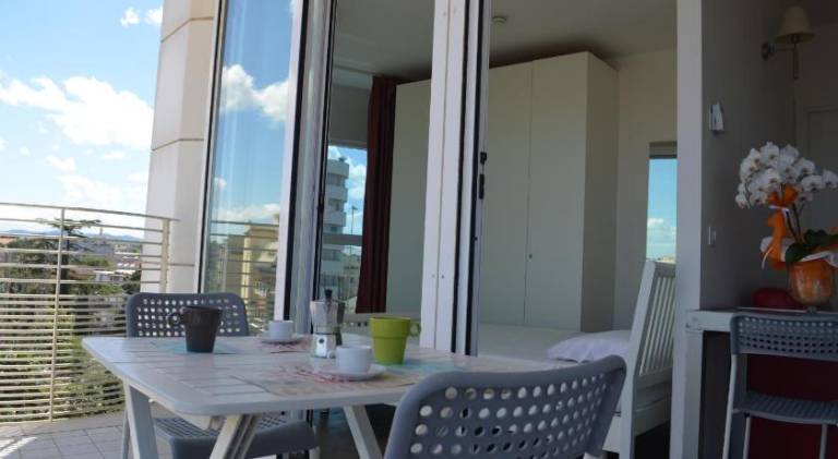 Rental apartment with patio — photo 3