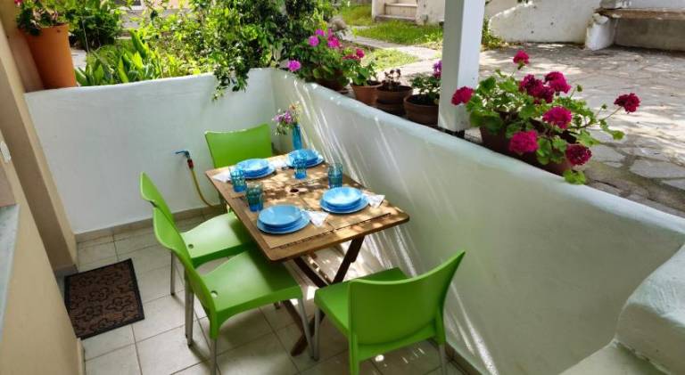 Apartment with BBQ, patio & yard — photo 4