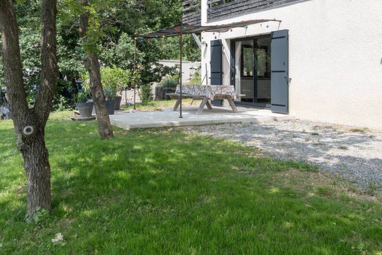 Apartment with garden, pool & patio | Mountain view — photo 2
