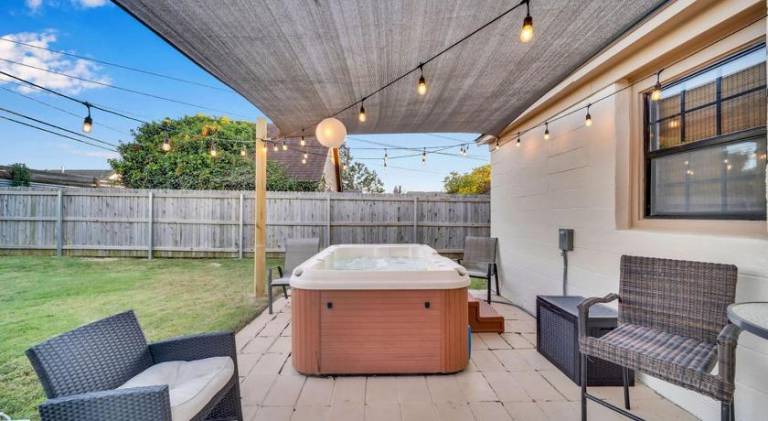 House with jacuzzi — photo 5