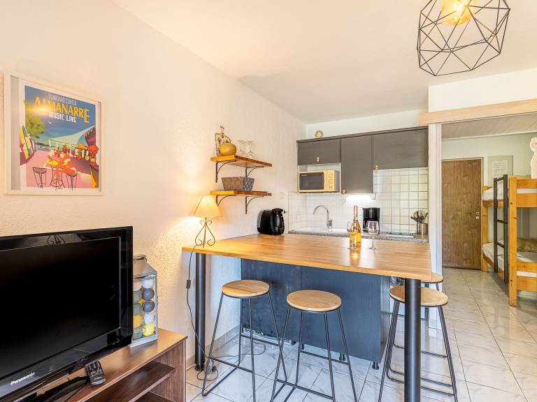 Rental apartment with yard & terrace — photo 4